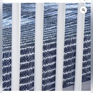 NAVY & WHITE PATTERNED FITTED CRIB SHEET